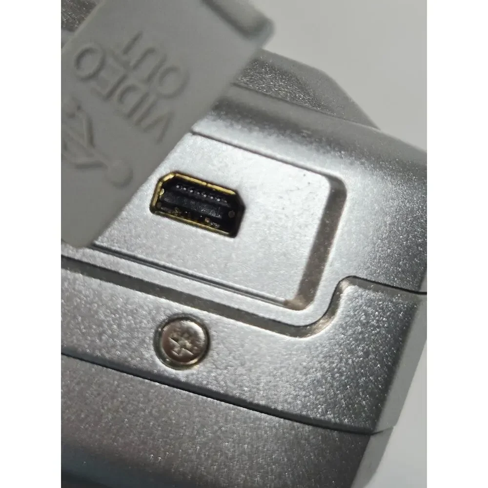 Nikon CoolPix E2200 3.2MP Compact Digital Camera Zoom Silver Works! Retro Vtg